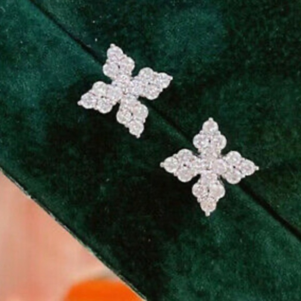 New Pretty 925 Sterling Silver Stud Earrings - Picture 3 of 5